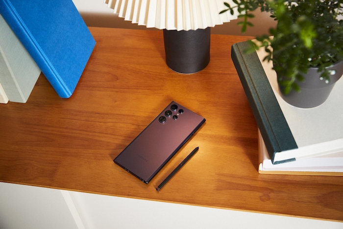 1-08 Galaxy S22 Ultra_Back8_Burgundy_design_HI