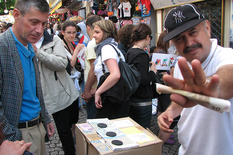 Travel scam: Gambling stand in Paris