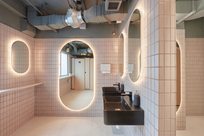 kinn capsule bathroom