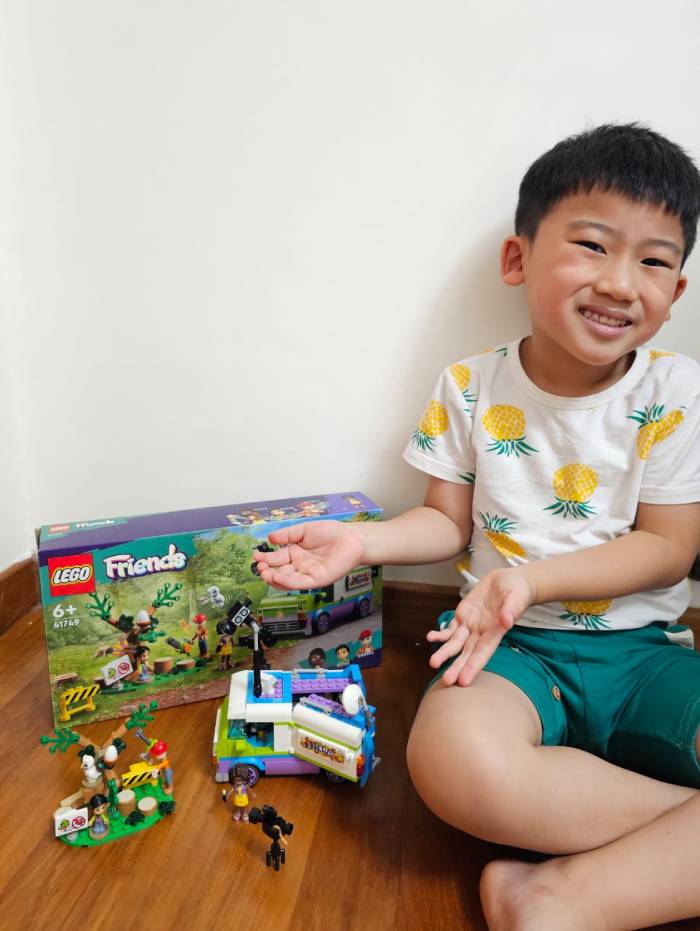 LEGO Friends Newsroom Van review 4