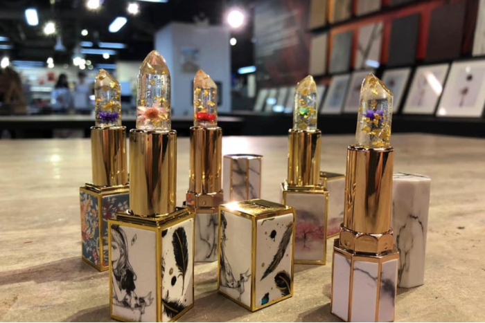 art workshops in singapore -lipstick making