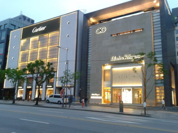 best clothing stores in seoul - cheongdamdong fashion street