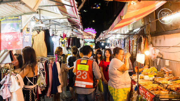 best night markets in bangkok - huai khwang night market