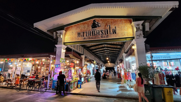 best night markets in bangkok - srinagarindra train night market