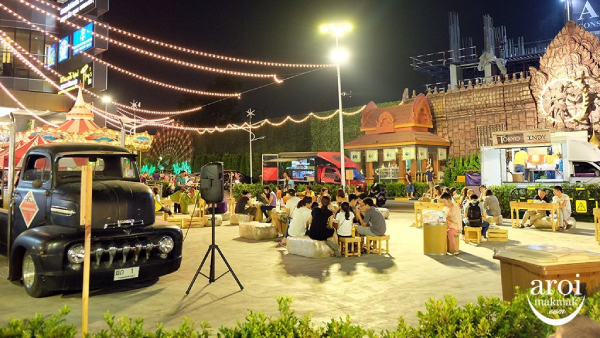 best night markets in bangkok - suan lum night bazaar
