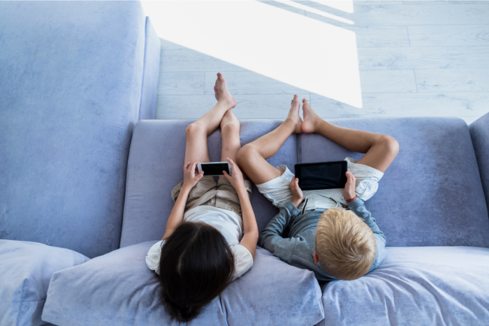 children-playing-smartphone