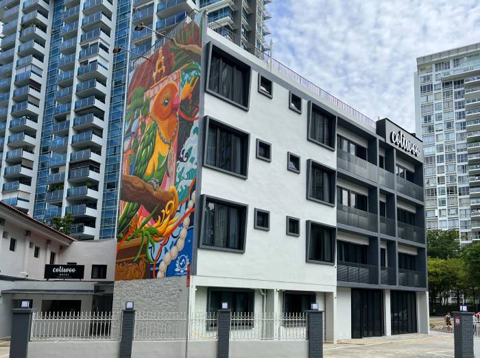 coliwoo hotel amber facade