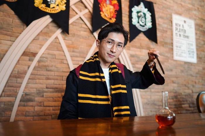 date-ideas-singapore-themed-cafe-platform-1094