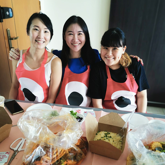 lobstar-review-table-cloth-and-aprons