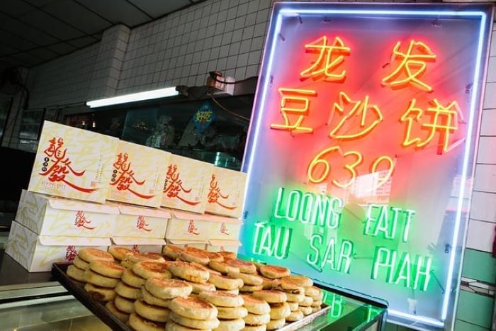 old-school-traditional-bakeries-loong-fatt-tau-sar-piah