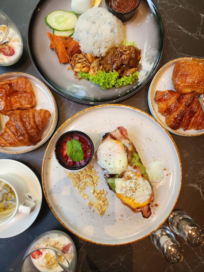 roos breakfast vibe hotel singapore orchard