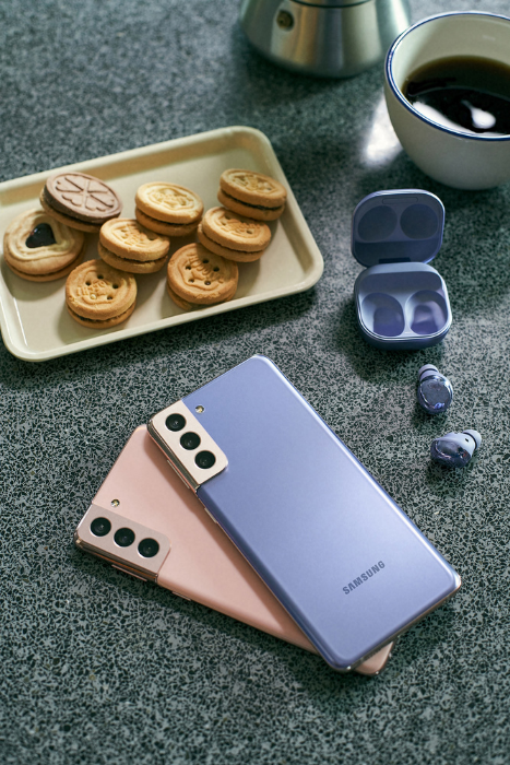 samsung-galaxy-buds-pro-lifestyle-with-phones