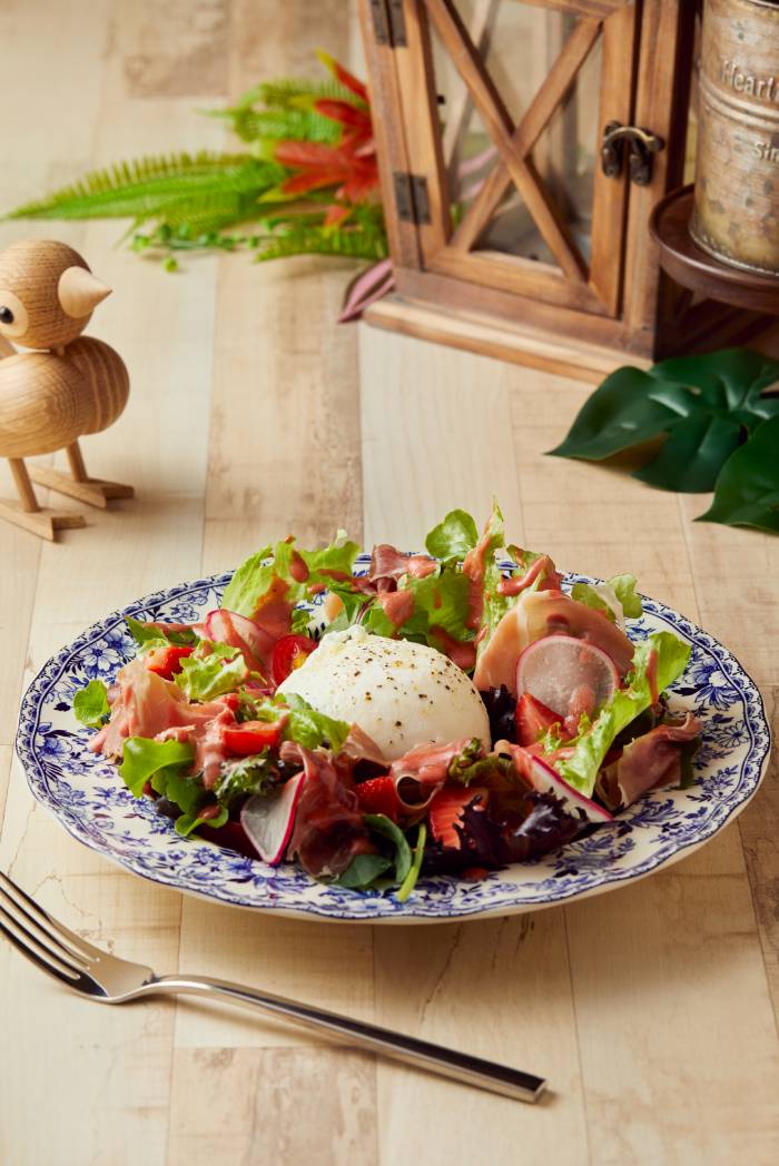 surrey hills grocer burrata with mixed greens