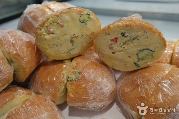 unique korean snacks - dragon egg sandwich