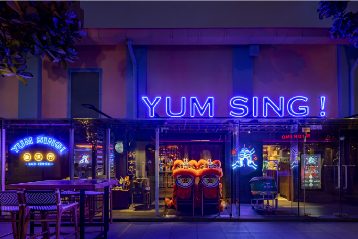 yum-sing-clarke-quay-review-entrance-neon-lights