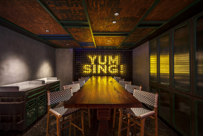 yum-sing-clarke-quay-review-interior-with-signage